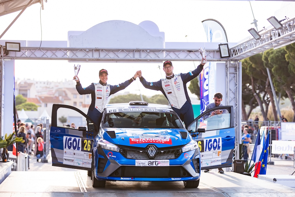 Karriereglimt - Line og Jacob - 2025 Afslutningssæsonen er foregået dels herhjemme, dels i udlandet, hvor det bl.a. blev til en sejr i RC3-klassen med den firhjulstrukne Renault Clio Rally3 i Rallye d’Antibes.
(Foto: Quentin Ribaud Photographie)